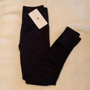 Fabletics Sync-High-Waisted 7/8 black leggings